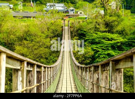 Foto der Holzbrücke in der Nähe des Harajiri-Wasserfalls im Harajiri-Nationalpark an einem sonnigen Nachmittag in Bungoono, Präfektur Oita, Japan Stockfoto