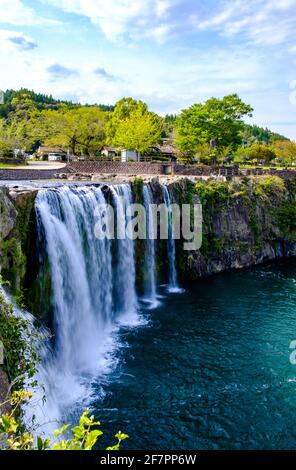 Foto des nationalen Wasserfalls von Harajiri an einem sonnigen Nachmittag in Bungoono, Oita Ken, Kyushu, Japan Stockfoto