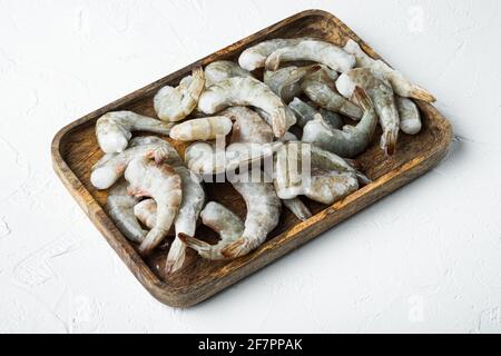 Gefrorene Schale auf Tiger Garnelen oder Asian Tiger Shrimps Set, auf Holzschale, auf weißer Steinoberfläche Stockfoto