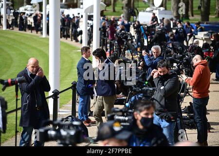 London, Großbritannien. April 2021. Die Medien versammeln sich vor dem Buckingham Palace. Die britische Königsfamilie hat den Tod von Prinz Philip, dem Herzog von Edinburgh, im Alter von 99 Jahren angekündigt. Bildnachweis: Ben Cawthra/Sipa USA **KEINE Verkäufe in Großbritannien** Bildnachweis: SIPA USA/Alamy Live News Stockfoto