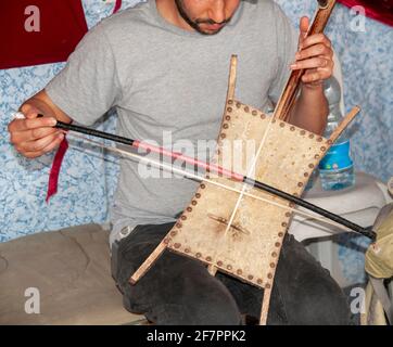 Der Rebab oder Rabab ist der Name mehrerer verwandter Streichinstrumente, die sich über islamische Handelsrouten über einen Großteil Nordafrikas, Südost, verbreiteten Stockfoto