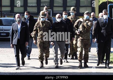 Bologna, Italien. April 2021. Bologna (Hub vaccinale Fiera) - Visita del commissario straordinario per l'emergenza Covid19 Paolo Figliuolo e del capo della Protezione civile Fabrizio Curcio all'Hub vaccinale della Fiera. Partecipa il presidente della Regione Stefano Bonaccini - foto Michele Nucci corrispondente Bologna/LiveMedia Kredit: Unabhängige Fotoagentur/Alamy Live Nachrichten Stockfoto