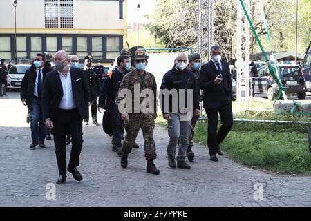 Bologna, Italien. April 2021. Bologna (Hub vaccinale Fiera) - Visita del commissario straordinario per l'emergenza Covid19 Paolo Figliuolo e del capo della Protezione civile Fabrizio Curcio all'Hub vaccinale della Fiera. Partecipa il presidente della Regione Stefano Bonaccini - foto Michele Nucci corrispondente Bologna/LiveMedia Kredit: Unabhängige Fotoagentur/Alamy Live Nachrichten Stockfoto