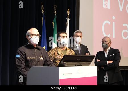 Bologna, Italien. April 2021. Bologna (Hub vaccinale Fiera) - Visita del commissario straordinario per l'emergenza Covid19 Paolo Figliuolo e del capo della Protezione civile Fabrizio Curcio all'Hub vaccinale della Fiera. Partecipa il presidente della Regione Stefano Bonaccini - foto Michele Nucci corrispondente Bologna/LiveMedia Kredit: Unabhängige Fotoagentur/Alamy Live Nachrichten Stockfoto