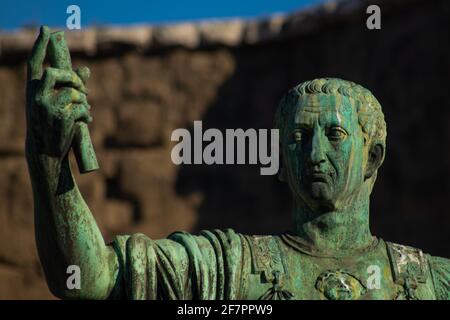 Statue von Marco Coceyo Nerva in Messing, Straße Via dei Fori Imperiali. Rom, Italien Stockfoto