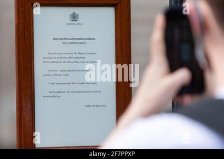 London, Großbritannien. April 2021. Die formelle Mitteilung auf Notizbuch, die nach dem Tod des 99-jährigen Prinzen Philip vor dem Buckingham Palace über Windsor Castle führte, wurde bekannt gegeben. Kredit: Stephen Chung/Alamy Live Nachrichten Stockfoto
