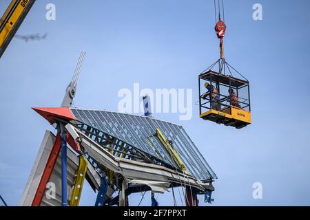 Zwei Bauarbeiter arbeiten in einem Baukäfig in schwindelerregender Höhe an den Resten der Haupttribünen des Wildpark-Stadions, das derzeit abgebaut wird. GES / Fußball / Bauarbeiten Wildparkstadion Karlsruhe, 9. April 2021 Fußball / Fußball: 2. Deutsche Liga: KSC-Wildparkstadion im Bau, 09. April 2021 weltweit im Einsatz Stockfoto