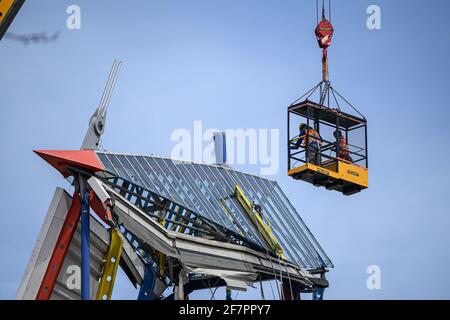 Zwei Bauarbeiter arbeiten in einem Baukäfig in schwindelerregender Höhe an den Resten der Haupttribünen des Wildpark-Stadions, das derzeit abgebaut wird. GES / Fußball / Bauarbeiten Wildparkstadion Karlsruhe, 9. April 2021 Fußball / Fußball: 2. Deutsche Liga: KSC-Wildparkstadion im Bau, 09. April 2021 weltweit im Einsatz Stockfoto