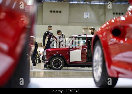 (210409) -- CHIBA, 9. April 2021 (Xinhua) -- Besucher sehen sich ein David Brown Mini Remastered Fahrzeug an, das am 9. April 2021 auf der Automobile Council 2021 im Makuhari Messe Convention Center in Chiba, Japan, ausgestellt wurde. Die Show, in der eine große Auswahl an klassischen Fahrzeugen gezeigt wird, zielt darauf ab, die Automobilkultur und den Lebensstil in Japan zu fördern. (Foto von Christopher Jue/Xinhua) Stockfoto