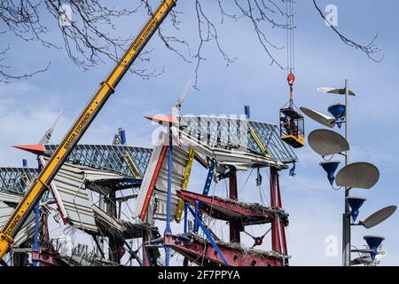 Zwei Bauarbeiter arbeiten in einem Baukäfig in schwindelerregender Höhe an den Resten der Haupttribünen des Wildpark-Stadions, das derzeit abgebaut wird. GES / Fußball / Bauarbeiten Wildparkstadion Karlsruhe, 9. April 2021 Fußball / Fußball: 2. Deutsche Liga: KSC-Wildparkstadion im Bau, 09. April 2021 weltweit im Einsatz Stockfoto