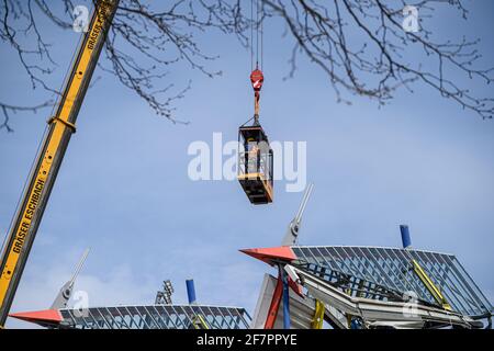 Zwei Bauarbeiter arbeiten in einem Krankäfig in schwindelerregender Höhe auf den Resten der Haupttribünen des Wildpark-Stadions, das derzeit abgebaut wird. GES / Fußball / Bauarbeiten Wildparkstadion Karlsruhe, 9. April 2021 Fußball / Fußball: 2. Deutsche Liga: KSC-Wildparkstadion im Bau, 09. April 2021 weltweit im Einsatz Stockfoto