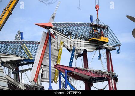 Zwei Bauarbeiter arbeiten in einem Baukäfig in schwindelerregender Höhe an den Resten der Haupttribünen des Wildpark-Stadions, das derzeit abgebaut wird. GES / Fußball / Bauarbeiten Wildparkstadion Karlsruhe, 9. April 2021 Fußball / Fußball: 2. Deutsche Liga: KSC-Wildparkstadion im Bau, 09. April 2021 weltweit im Einsatz Stockfoto