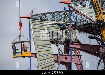 Zwei Bauarbeiter arbeiten in einem Krankäfig in schwindelerregender Höhe auf den Resten der Haupttribünen des Wildpark-Stadions, das derzeit abgebaut wird. GES / Fußball / Bauarbeiten Wildparkstadion Karlsruhe, 9. April 2021 Fußball / Fußball: 2. Deutsche Liga: KSC-Wildparkstadion im Bau, 09. April 2021 weltweit im Einsatz Stockfoto