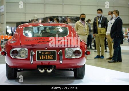 (210409) -- CHIBA, 9. April 2021 (Xinhua) -- die Leute schauen sich einen Toyota 2000GT an, der am 9. April 2021 auf der Automobile Council 2021 auf dem Makuhari Messe Convention Center in Chiba, Japan, ausgestellt wird. Die Show, in der eine große Auswahl an klassischen Fahrzeugen gezeigt wird, zielt darauf ab, die Automobilkultur und den Lebensstil in Japan zu fördern. (Foto von Christopher Jue/Xinhua) Stockfoto