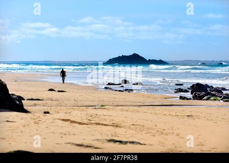 Surfer zu Fuß mit einem Brett an einem Atlantikstrand in Frankreich. Stockfoto