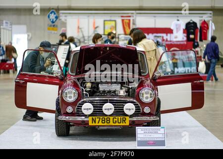 Chiba, Japan. April 2021. Ein Besucher nimmt ein Innenfoto eines David Brown Mini Remastered-Fahrzeugs auf, das am 9. April 2021 auf der Automobile Council 2021 im Makuhari Messe Convention Center in Chiba, Japan, ausgestellt wurde. Die Show, in der eine große Auswahl an klassischen Fahrzeugen gezeigt wird, zielt darauf ab, die Automobilkultur und den Lebensstil in Japan zu fördern. Quelle: Christopher Jue/Xinhua/Alamy Live News Stockfoto