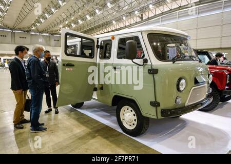 Chiba, Japan. April 2021. Die Menschen schauen sich das Innere eines UAZ 2206 Jubilee an, das am 9. April 2021 auf der Automobile Council 2021 auf dem Makuhari Messe Convention Center in Chiba, Japan, zu sehen ist. Die Show, in der eine große Auswahl an klassischen Fahrzeugen gezeigt wird, zielt darauf ab, die Automobilkultur und den Lebensstil in Japan zu fördern. Quelle: Christopher Jue/Xinhua/Alamy Live News Stockfoto