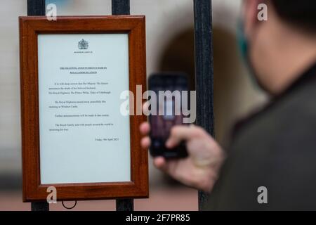 London, Großbritannien. April 2021. Die formelle Mitteilung auf Notizbuch, die nach dem Tod des 99-jährigen Prinzen Philip vor dem Buckingham Palace über Windsor Castle führte, wurde bekannt gegeben. Kredit: Stephen Chung/Alamy Live Nachrichten Stockfoto