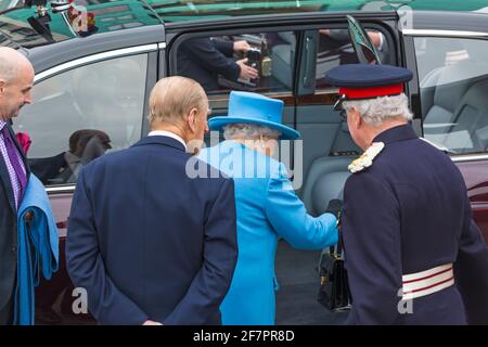 DATEI-FOTO Dorchester, Dorset, UK. 27. Oktober 2016. Ihre Majestät die Königin kommt in Dorchester im königlichen Zug an, begleitet von Prinz Philip, Charles Prince of Wales und Camilla Duchess of Cornwall. Danach ging es weiter nach Poundbury, wo die Königin eine Statue der Queen Mother enthüllen wird, die in Bronze gegossen wurde, 9'6' hoch, modelliert von Philip Jackson. Prinz Philip, Herzog von Edinburgh, starb am 9. April 2021 im Alter von 99 Jahren. Quelle: Carolyn Jenkins/Alamy Live News Stockfoto