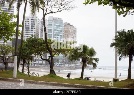 Stadt Guaruja Brasilien Meerblick auf die Bäume Stockfoto