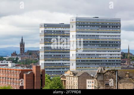 Glasgow Social Housing Tower Blocks in Woodside mit dem Glockenturm der University of Glasgow im Hintergrund, Schottland, Großbritannien Stockfoto