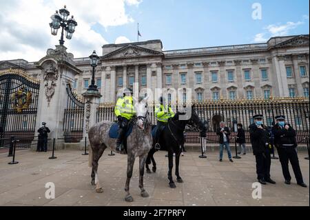 London, Großbritannien. April 2021. Die Polizei vor dem Buckingham Palace wurde nach dem Tod des 99-jährigen Prinzen Philip bekannt gegeben. Kredit: Stephen Chung/Alamy Live Nachrichten Stockfoto