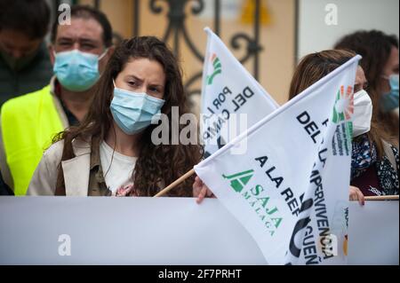 Malaga, Spanien. April 2021. Demonstranten, die Gesichtsmasken trugen, als Vorsichtsmaßnahme gegen die Verbreitung von Covid-19, sahen Flaggen vor der Unterdelegation der Regierung während der Demonstration.Bauern aus der Provinz Málaga haben gegen die neue Reform der Agrarpolitik (bekannt als Gemeinsame Agrarpolitik) durch den spanischen Minister für Landwirtschaft, Fischerei und Ernährung Luis Planas protestiert. Die Agrarindustrie ist der Ansicht, dass neue Agrargesetze die Rechte der Landwirte schädigen und andalusisches Feld unterstützen. (Foto von Jesus Merida/SOPA Images/Sipa USA) Quelle: SIPA USA/Alamy Live News Stockfoto