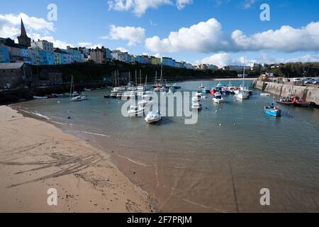 Boote in Tenby Harbour in Tenby Pembrokeshire South Wales Vereinigtes Königreich Stockfoto