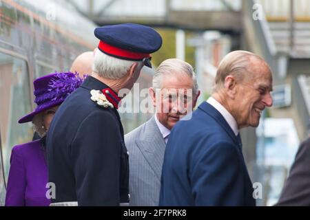 DATEI-FOTO Dorchester, Dorset, UK. 27. Oktober 2016. Ihre Majestät die Königin kommt in Dorchester im königlichen Zug an, begleitet von Prinz Philip, Charles Prince of Wales und Camilla Duchess of Cornwall. Danach ging es weiter nach Poundbury, wo die Königin eine Statue der Queen Mother enthüllen wird, die in Bronze gegossen wurde, 9'6' hoch, modelliert von Philip Jackson. Prinz Philip, Herzog von Edinburgh, starb am 9. April 2021 im Alter von 99 Jahren. Quelle: Carolyn Jenkins/Alamy Live News Stockfoto