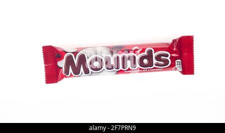 Mounds Candy Bar von der Hershey Company mit geschreddert Gesüßte Kokosnuss in dunkler Schokolade isoliert auf Weiß Stockfoto