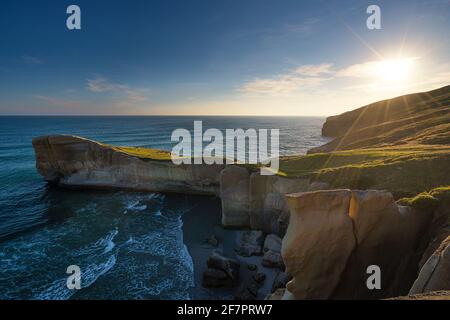 Sonnenuntergang am StunningTunnel Beach, Neuseeland Stockfoto