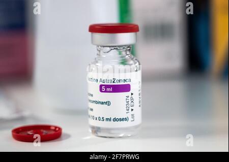 Madrid, Spanien. April 2021. Eine Ampulle mit einem Impfstoff von AstraZeneca gegen Coronavirus (COVID-19) am ersten Tag einer Massenimpfung für die Bevölkerung zwischen 60 und 65 Jahren im Wizink Center. Quelle: Marcos del Mazo/Alamy Live News Stockfoto