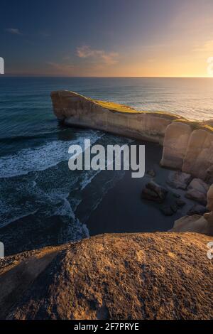 Sonnenuntergang am StunningTunnel Beach, Neuseeland Stockfoto