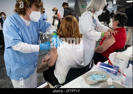 Madrid, Spanien. April 2021. Krankenschwestern, die Frauen am ersten Tag einer Massenimpfung für die Bevölkerung zwischen 60 und 65 Jahren im Wizink Center mit der ersten Dosis des Impfstoffs AstraZeneca gegen das Coronavirus (COVID-19) impfen. Quelle: Marcos del Mazo/Alamy Live News Stockfoto