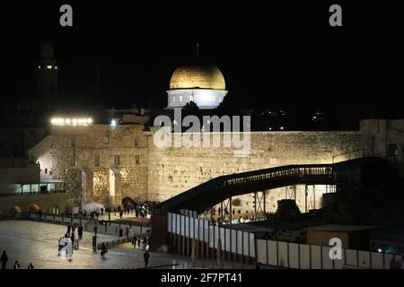 Nachtansicht der Moschee-Kuppel und der Klagemauer In Jerusalem Stockfoto