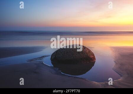 Sonnenaufgang in Moeraki Boulders, Neuseeland Stockfoto