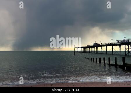 Sonnenlicht und Regenwolken über dem Meer. Stockfoto