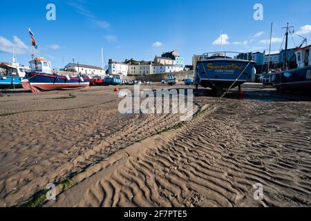 Sand Wellen & Boote In Tenby Hafen Bei Low Tide In Tenby Pembrokeshire South Wales Großbritannien Stockfoto