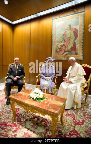 Rom, Italien. April 2014. 03. April 2014: Ihre Majestät Königin Elizabeth II. Und Prinz Philip, Herzog von Edinburgh, treffen sich mit seiner Heiligkeit Papst Franziskus bei einer Audienz in der Papststudie in der Aula Paul VI. Zu ihrem eintägigen Besuch in Rom. NUR FÜR REDAKTIONELLE ZWECKE. NICHT ZUM VERKAUF FÜR MARKETING ODER WERBUNG Credit: Independent Photo Agency/Alamy Live News Stockfoto