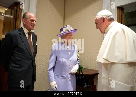 Rom, Italien. April 2014. 03. April 2014: Ihre Majestät Königin Elizabeth II. Und Prinz Philip, Herzog von Edinburgh, treffen sich mit seiner Heiligkeit Papst Franziskus bei einer Audienz in der Papststudie in der Aula Paul VI. Zu ihrem eintägigen Besuch in Rom. NUR FÜR REDAKTIONELLE ZWECKE. NICHT ZUM VERKAUF FÜR MARKETING ODER WERBUNG Credit: Independent Photo Agency/Alamy Live News Stockfoto