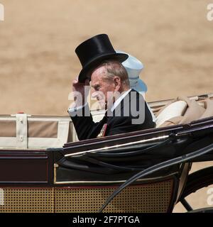 FOTO DER DATEI: Prinz Philip nimmt am 17. Juni 2017 an der Parade der Pferdewächter Teil, die Königin Elizabeth II. Begleitet Quelle: Malcolm Park/Alamy Live News. Stockfoto