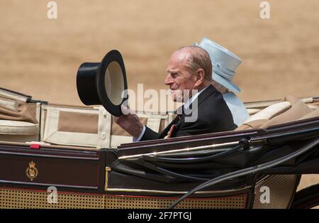 FOTO DER DATEI: Prinz Philip nimmt am 17. Juni 2017 an der Parade der Pferdewächter Teil, die Königin Elizabeth II. Begleitet Quelle: Malcolm Park/Alamy Live News. Stockfoto