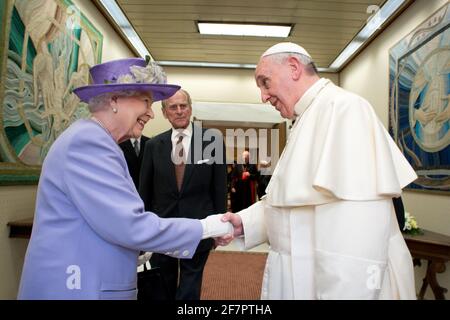 Rom, Italien. April 2014. 03. April 2014: Ihre Majestät Königin Elizabeth II. Und Prinz Philip, Herzog von Edinburgh, treffen sich mit seiner Heiligkeit Papst Franziskus bei einer Audienz in der Papststudie in der Aula Paul VI. Zu ihrem eintägigen Besuch in Rom. NUR FÜR REDAKTIONELLE ZWECKE. NICHT ZUM VERKAUF FÜR MARKETING ODER WERBUNG Credit: Independent Photo Agency/Alamy Live News Stockfoto