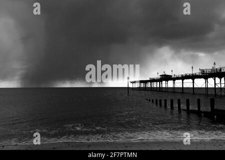 Sonnenlicht und Regenwolken über dem Meer. Stockfoto