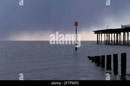 Sonnenlicht und Regenwolken über dem Meer. Stockfoto