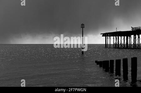 Sonnenlicht und Regenwolken über dem Meer. Stockfoto