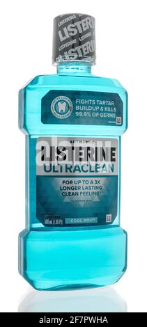 Winneconne, WI - 7. April 2021: Eine Flasche Listerine Ultra Clean Mundspülung auf einem isolierten Hintergrund Stockfoto