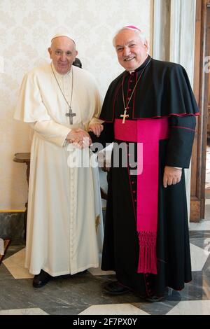 Rom, Italien. April 2021. 9. April 2021: Papst Franziskus empfing heute Morgen in Audienz S.E. Msgr. Jean-Marc Aveline, Erzbischof von Marseille (Frankreich) im Vatikan Credit: Independent Photo Agency/Alamy Live News Stockfoto