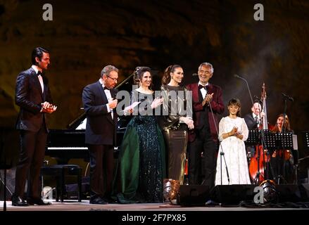 (210409) -- AL ULA, 9. April 2021 (Xinhua) -- der italienische Tenor Andrea Bocelli tritt, zusammen mit vielen Musikern, am 8. April 2021 bei einem Konzert in Al-Ula im Nordwesten Saudi-Arabiens auf. Der legendäre italienische Tenor Andrea Bocelli trat am Donnerstagabend in den Mauern von Hegra auf, Saudi-Arabiens erstem UNESCO-Weltkulturerbe. ZUM THEMA „der italienische Tenor Bocelli tritt in Saudi's Welterbe auf“ (The Royal Commission for Alula/Handout via Xinhua) Stockfoto