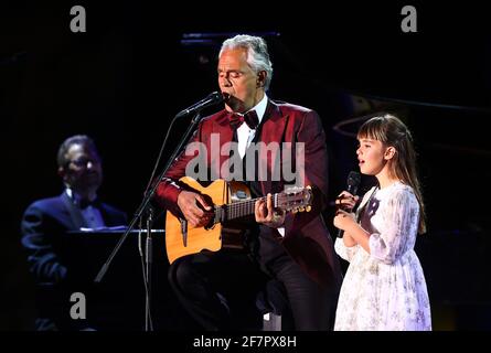 (210409) -- AL ULA, 9. April 2021 (Xinhua) -- der italienische Tenor Andrea Bocelli tritt am 8. April 2021 mit seiner Tochter Virginia bei einem Konzert in Al-Ula im Nordwesten Saudi-Arabiens auf. Der legendäre italienische Tenor Andrea Bocelli trat am Donnerstagabend in den Mauern von Hegra auf, Saudi-Arabiens erstem UNESCO-Weltkulturerbe. ZUM THEMA „der italienische Tenor Bocelli tritt in Saudi's Welterbe auf“ (The Royal Commission for Alula/Handout via Xinhua) Stockfoto